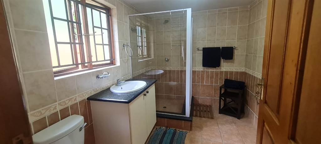 4 Bed Townhouse in Uvongo photo number 17