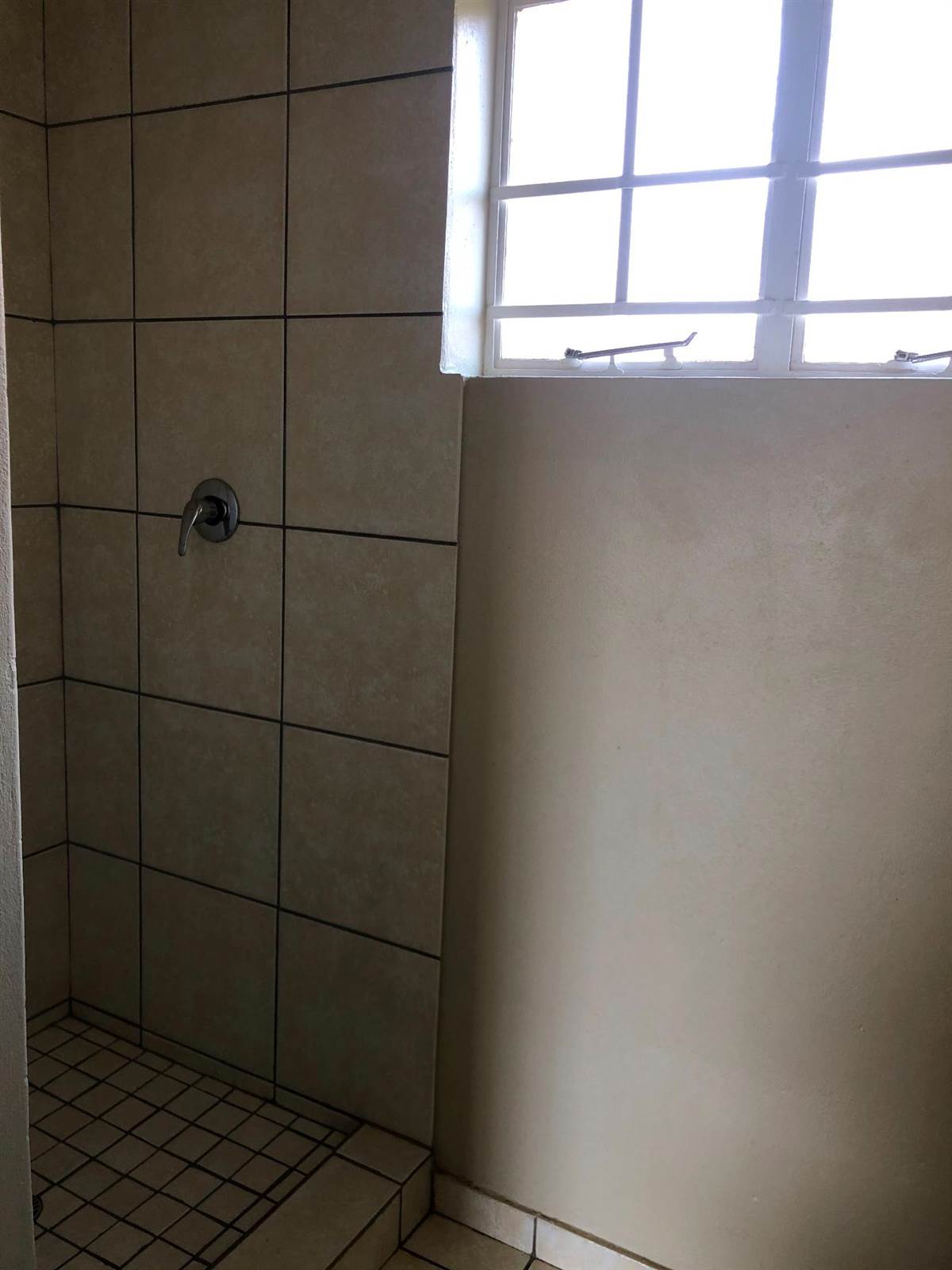2 Bed Flat in Roodepoort Central photo number 4