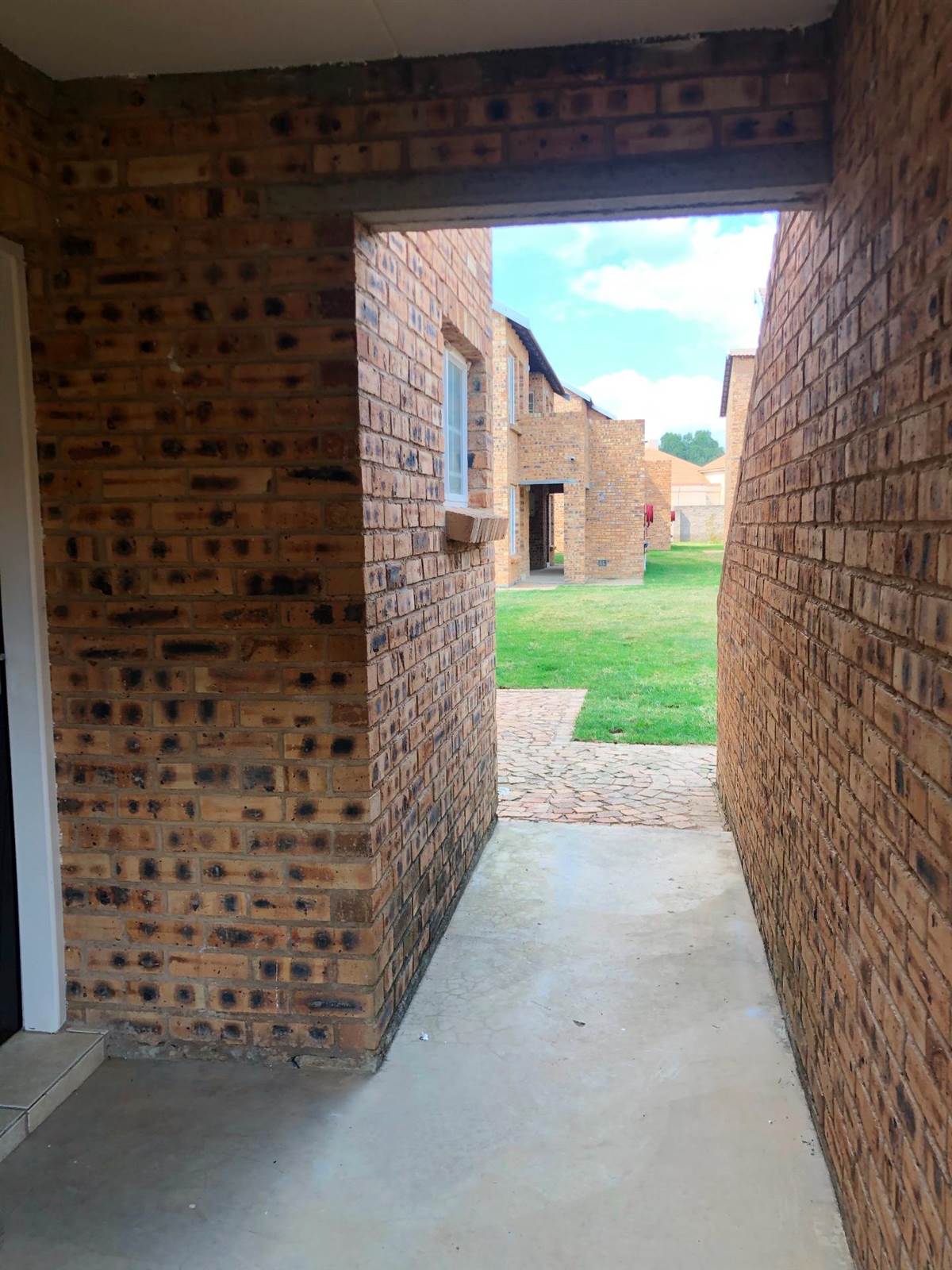 2 Bed Flat in Roodepoort Central photo number 2