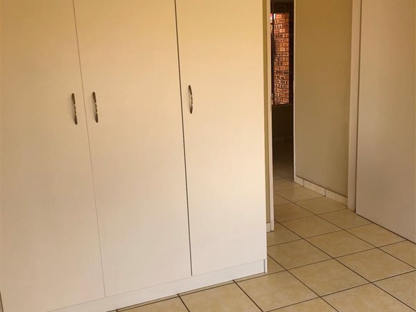 2 Bed Flat in Roodepoort Central