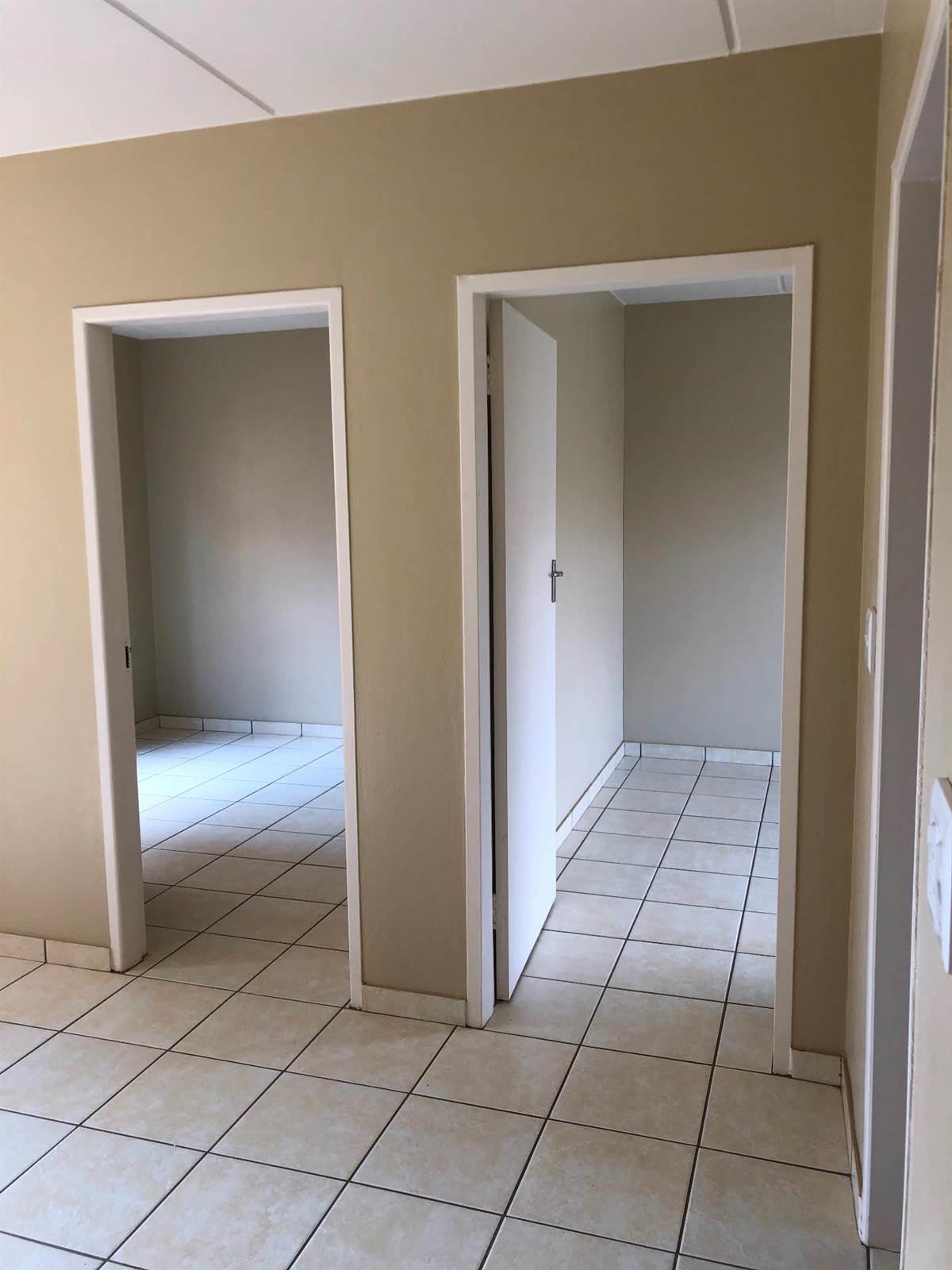 2 Bed Flat in Roodepoort Central photo number 8