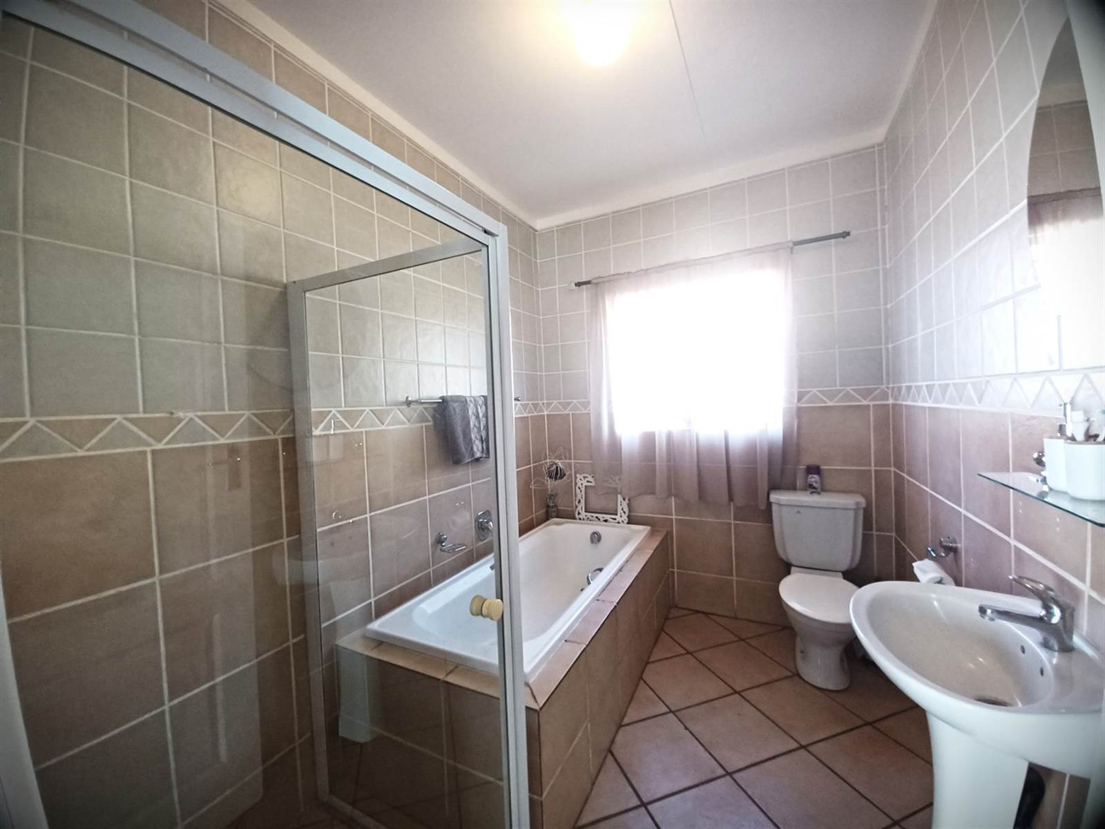 2 Bed Townhouse in Wilkoppies photo number 7