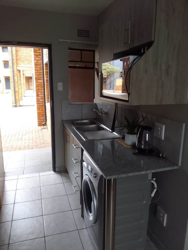 2 Bed Apartment in Katlehong photo number 7