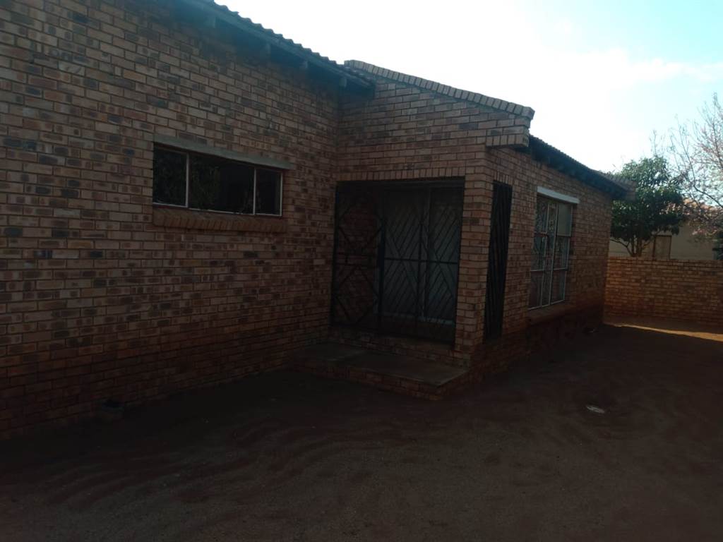 3 Bed House in Lebowakgomo photo number 11