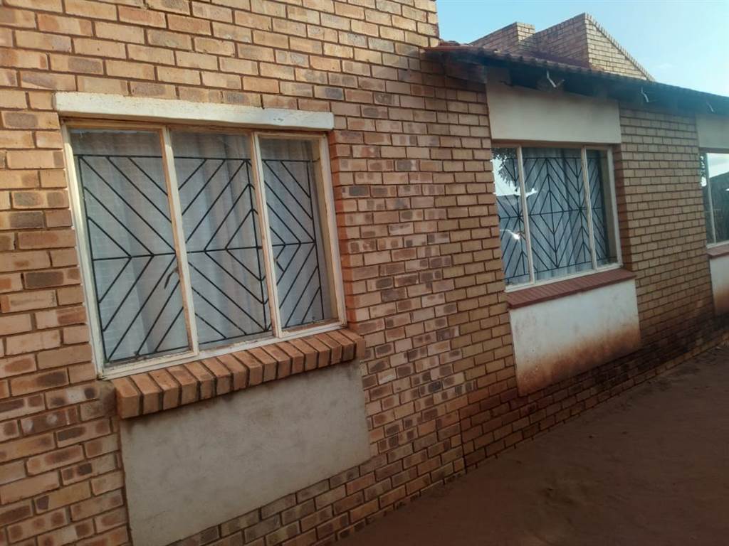 3 Bed House in Lebowakgomo photo number 17