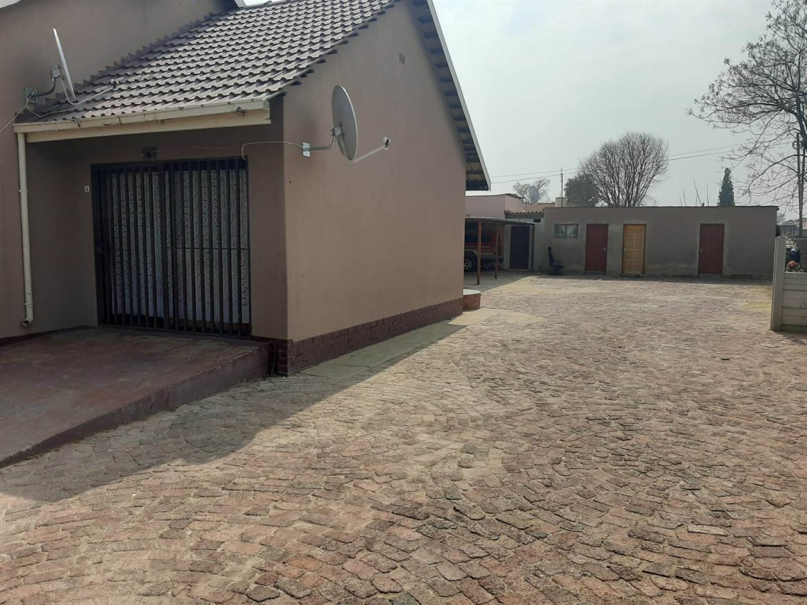 17 Bed House in Klerksdorp photo number 7