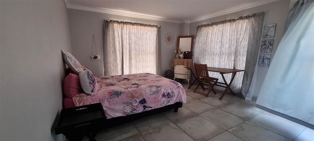 4 Bed House in Myburgh Park photo number 11