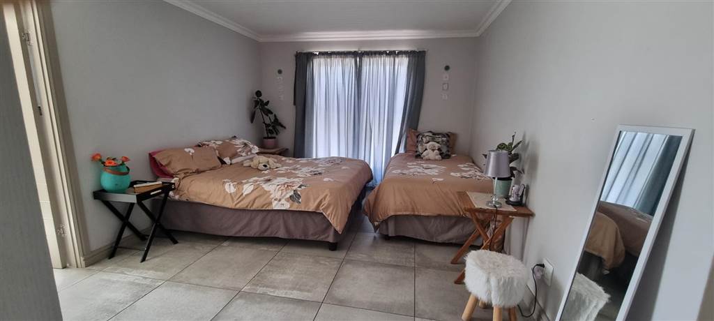 4 Bed House in Myburgh Park photo number 8