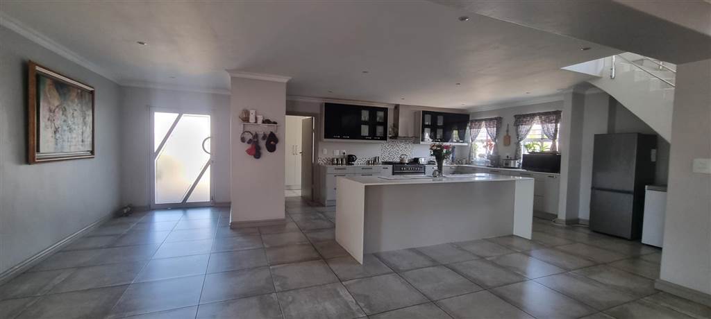 4 Bed House in Myburgh Park photo number 6