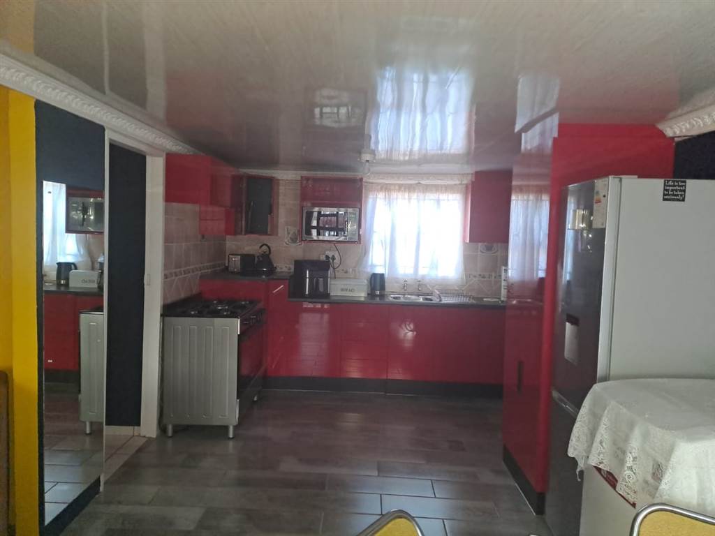 2 Bed House in Chris Hani photo number 4
