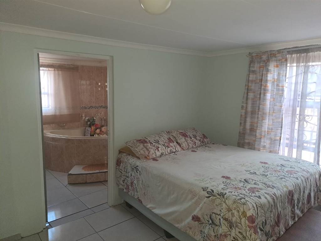 2 Bed House in Chris Hani photo number 7
