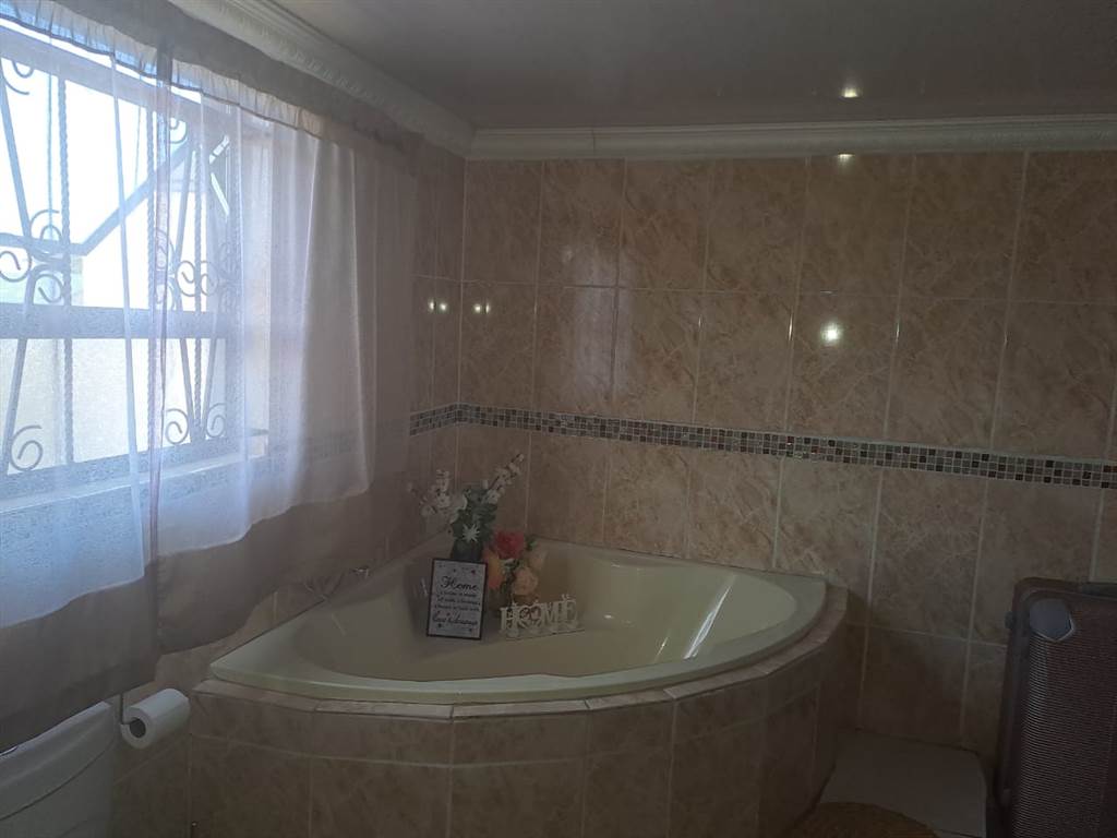 2 Bed House in Chris Hani photo number 10