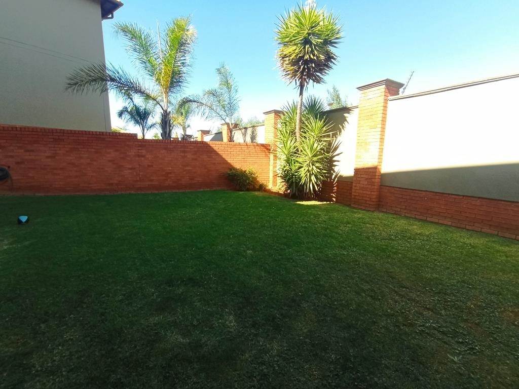 2 Bed Townhouse in Glenvista photo number 18