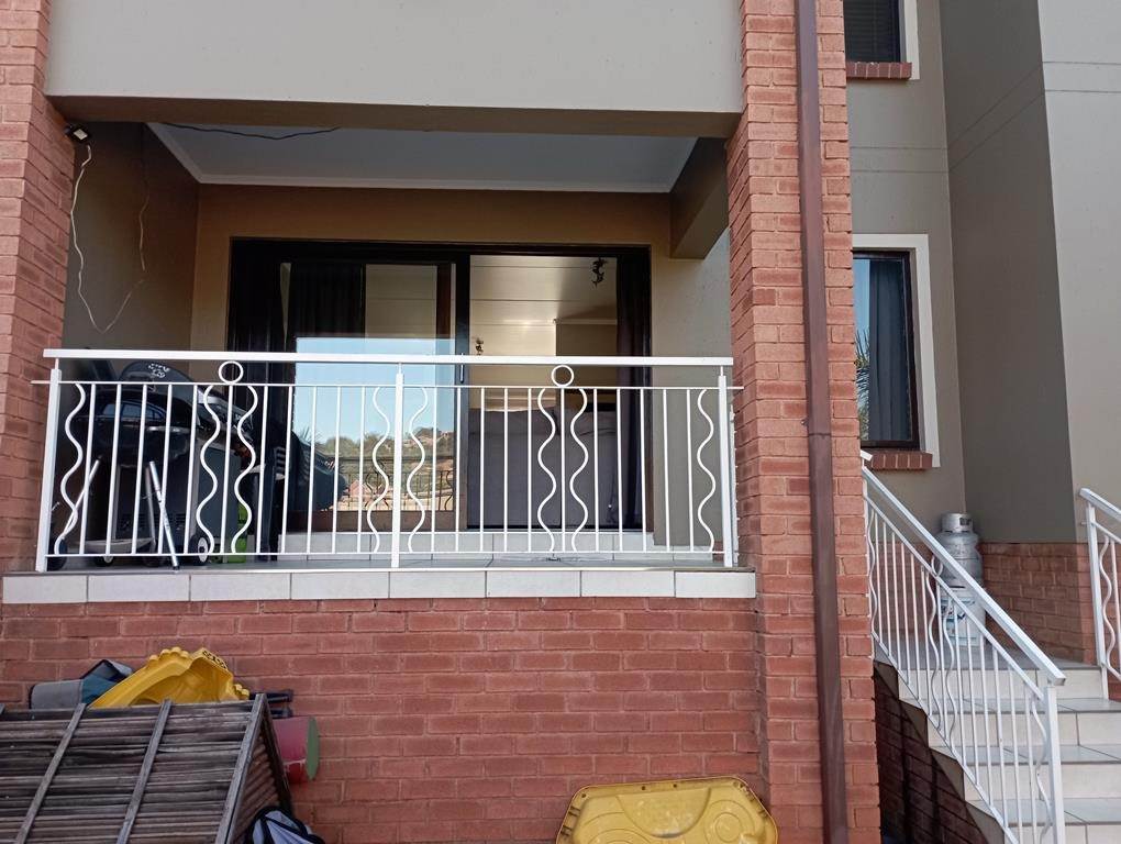 2 Bed Townhouse in Glenvista photo number 10