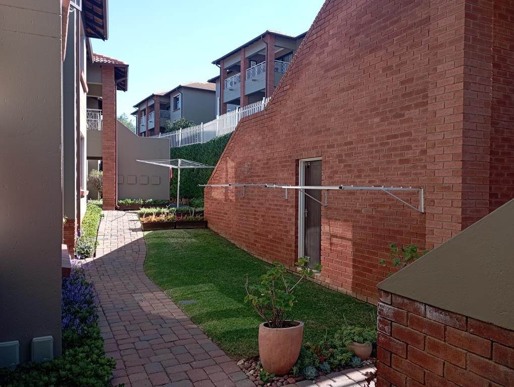 2 Bed Townhouse in Glenvista photo number 23