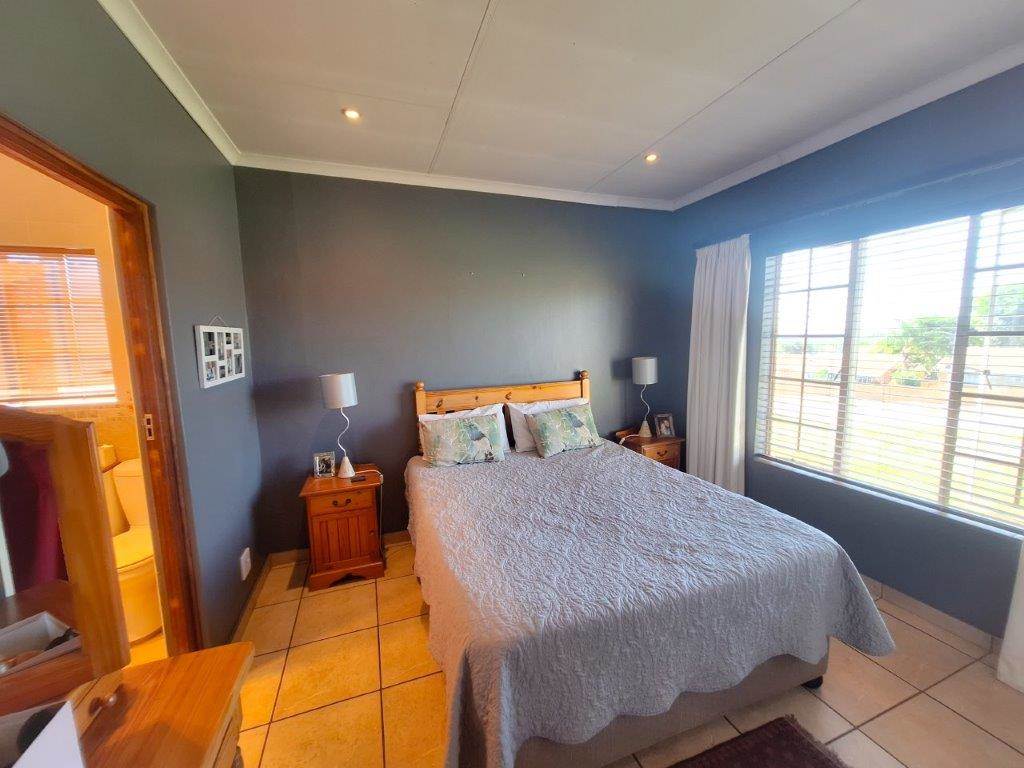 3 Bed Townhouse in Rooihuiskraal North photo number 11