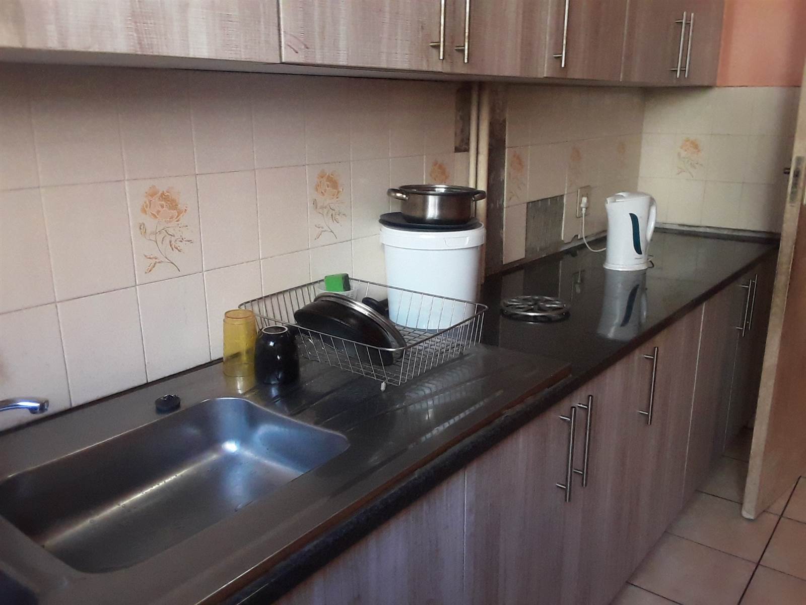3 Bed Apartment in Hillbrow photo number 3