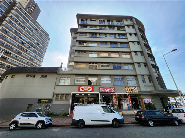 220 m² Retail Space 220 m² Retail Space