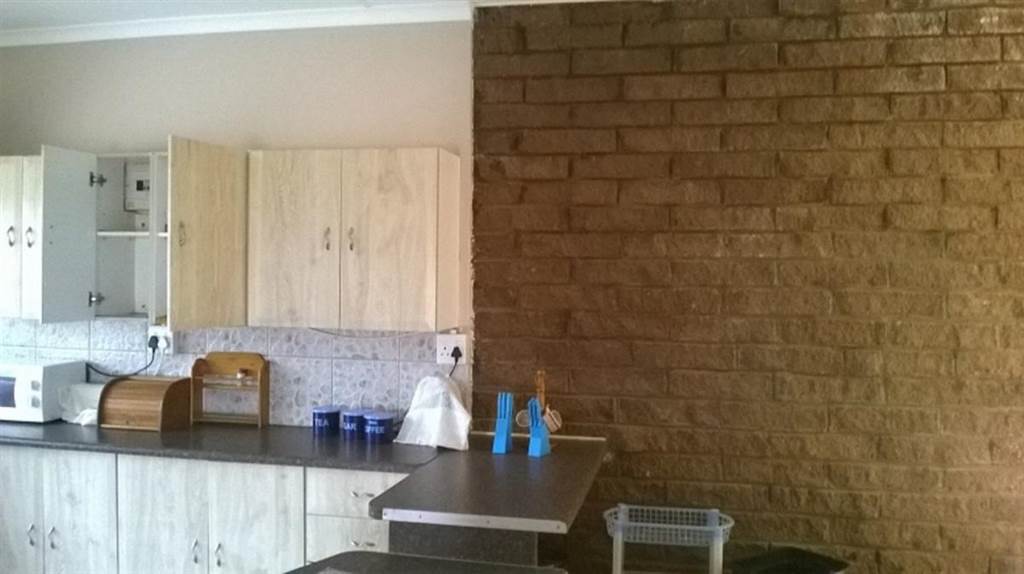 4 Bed House in Uvongo photo number 8