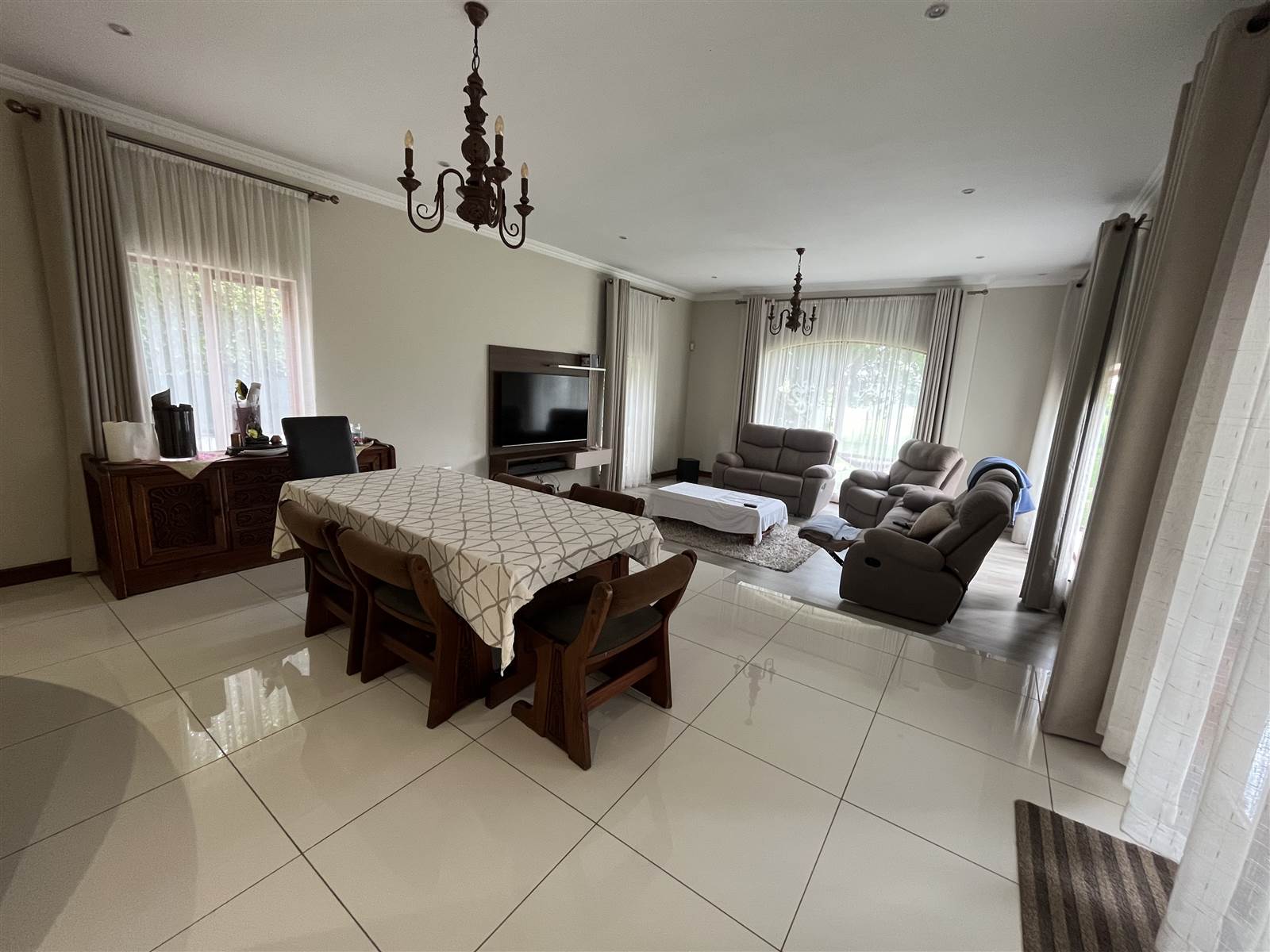 3 Bed House in Blue Valley Golf Estate photo number 5