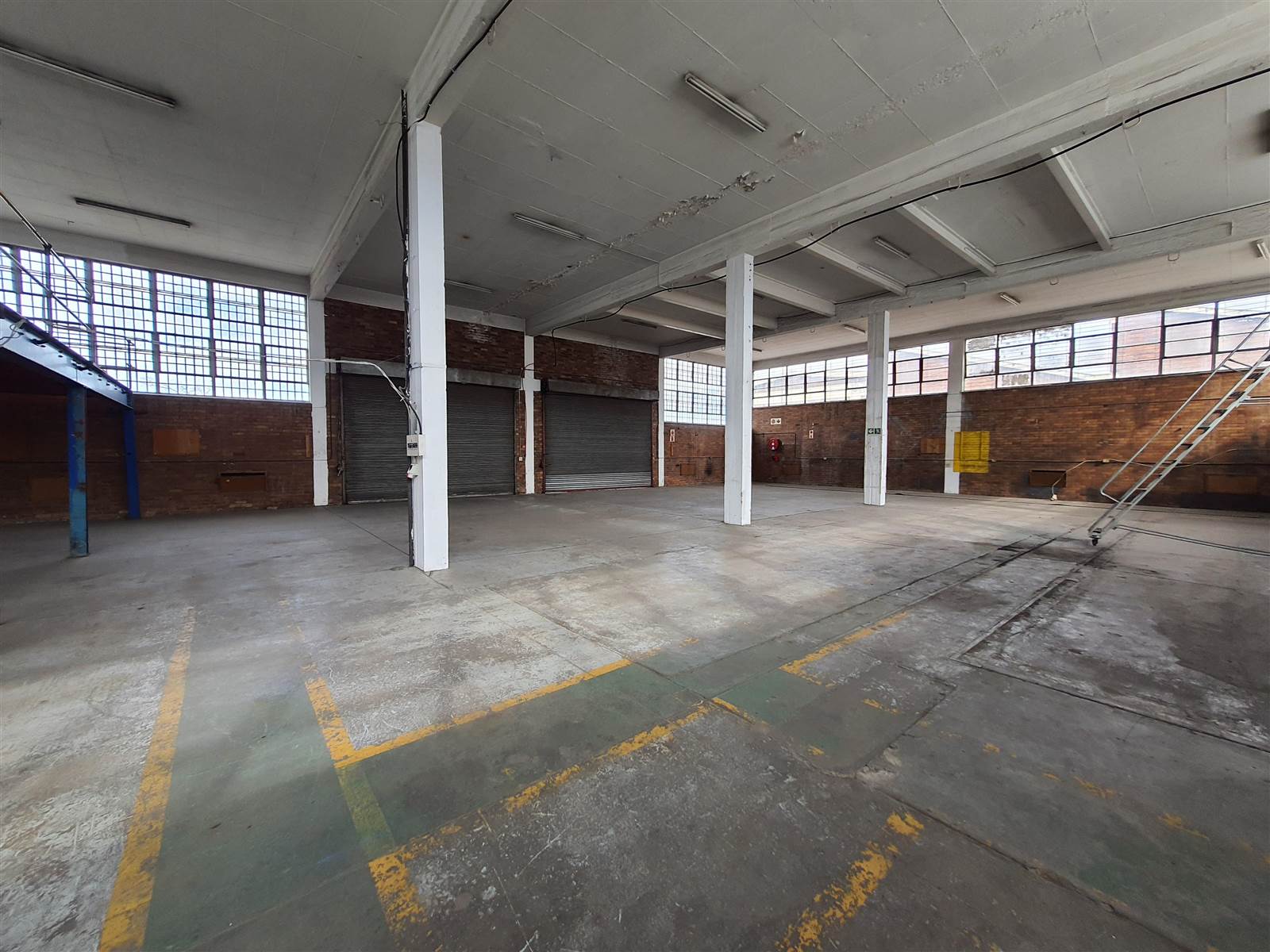 1332  m² Industrial space in Benrose photo number 3