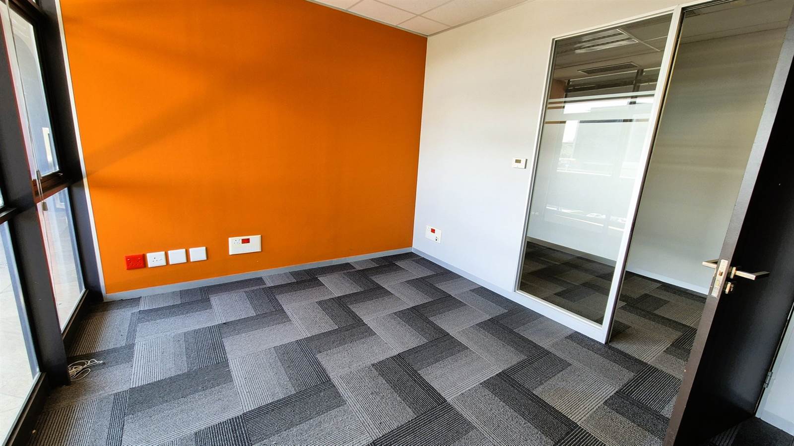 1048  m² Office Space in Menlyn photo number 9