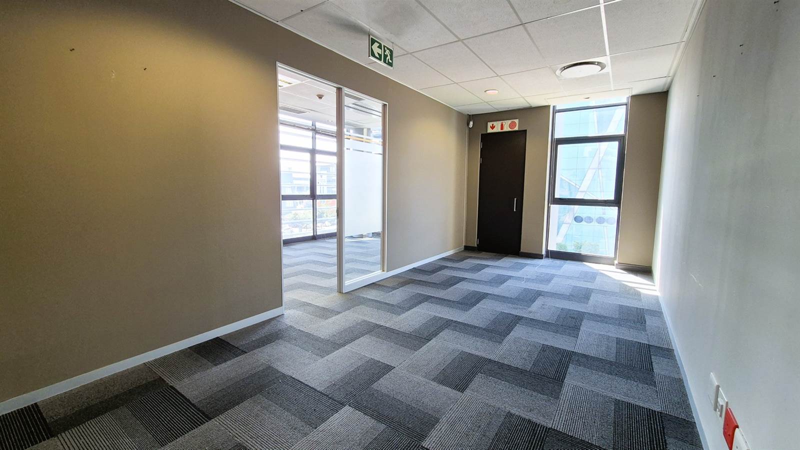 1048  m² Office Space in Menlyn photo number 6