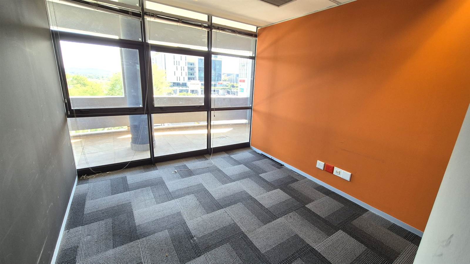 1048  m² Office Space in Menlyn photo number 11