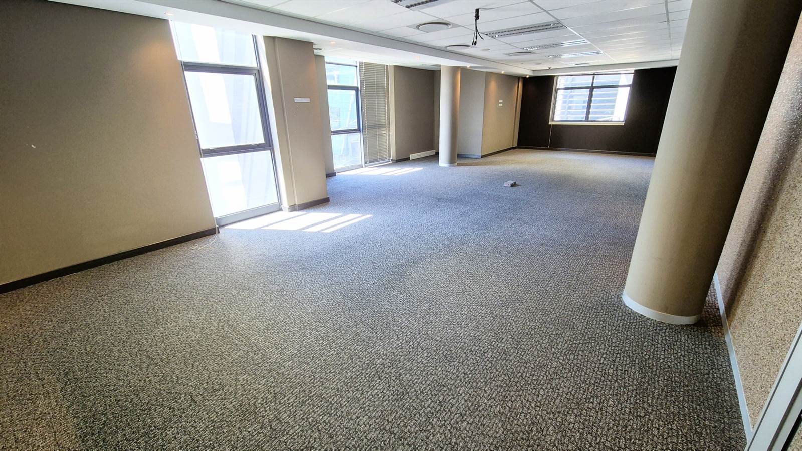 1048  m² Office Space in Menlyn photo number 5