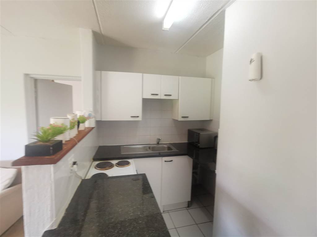 1 Bed Apartment in Bryanston West photo number 8