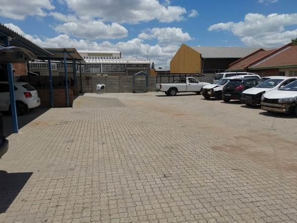 800  m² Industrial space in Rustenburg Central photo number 2