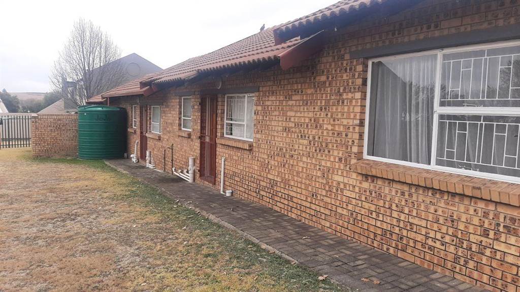 1 Bed Townhouse in Secunda photo number 2