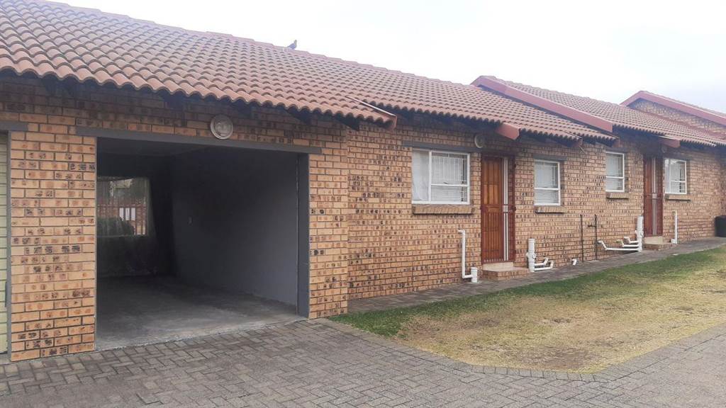 1 Bed Townhouse in Secunda photo number 4