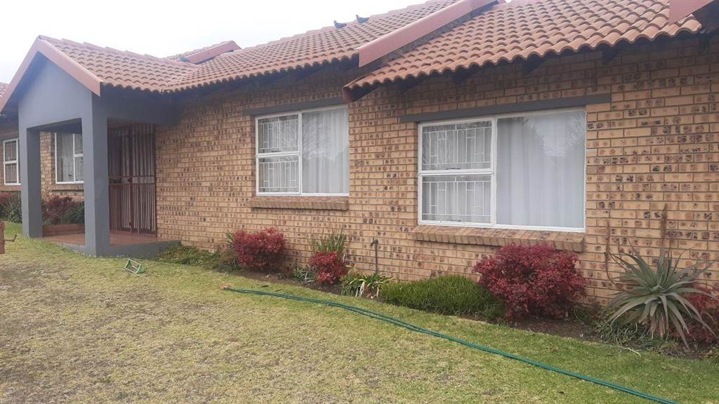 1 Bed Townhouse in Secunda photo number 3