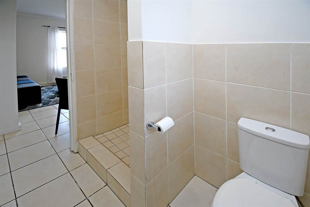2 Bed Apartment in Eersterivier South photo number 11