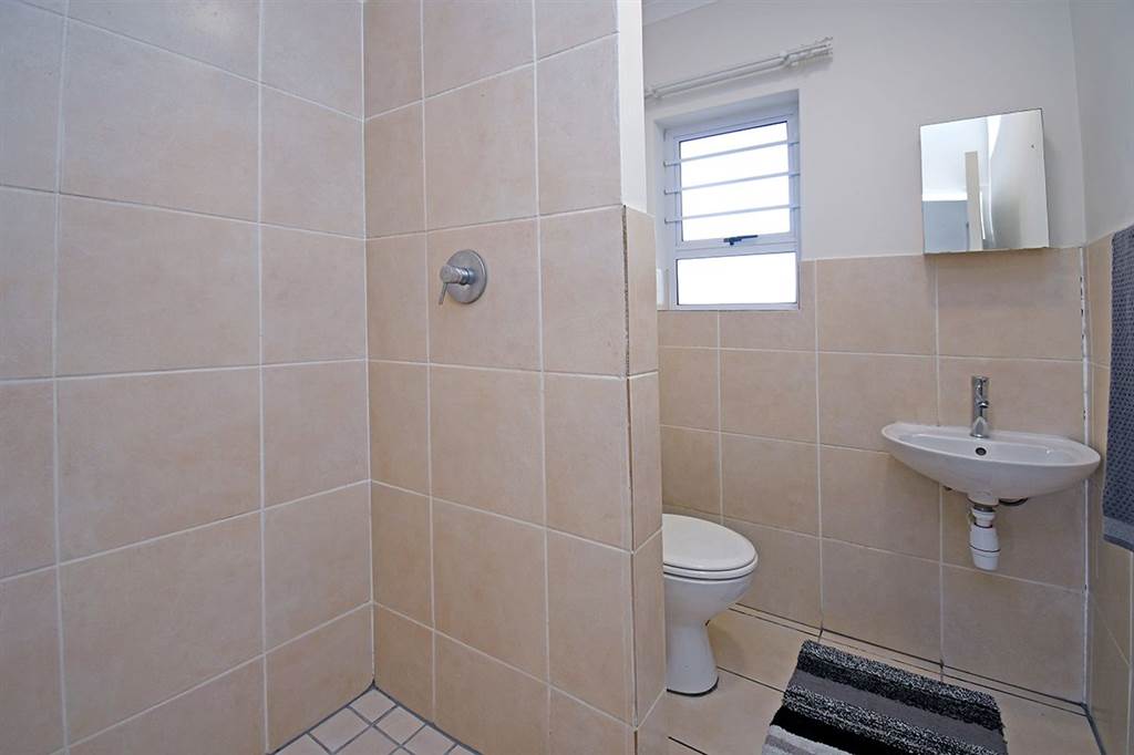 2 Bed Apartment in Eersterivier South photo number 10