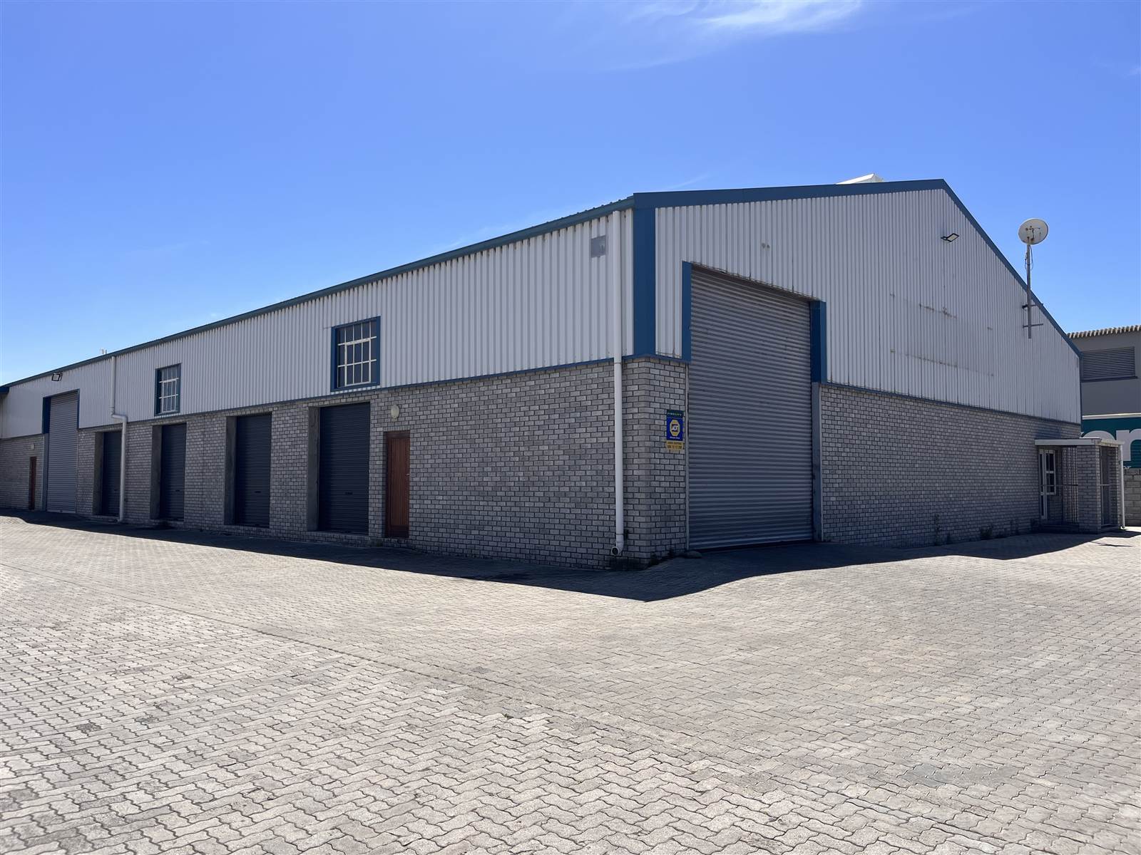 1000  m² Industrial space in Deal Party photo number 9