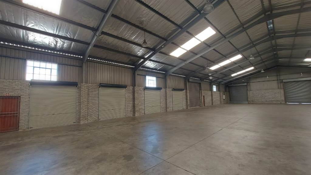 1000  m² Industrial space in Deal Party photo number 2