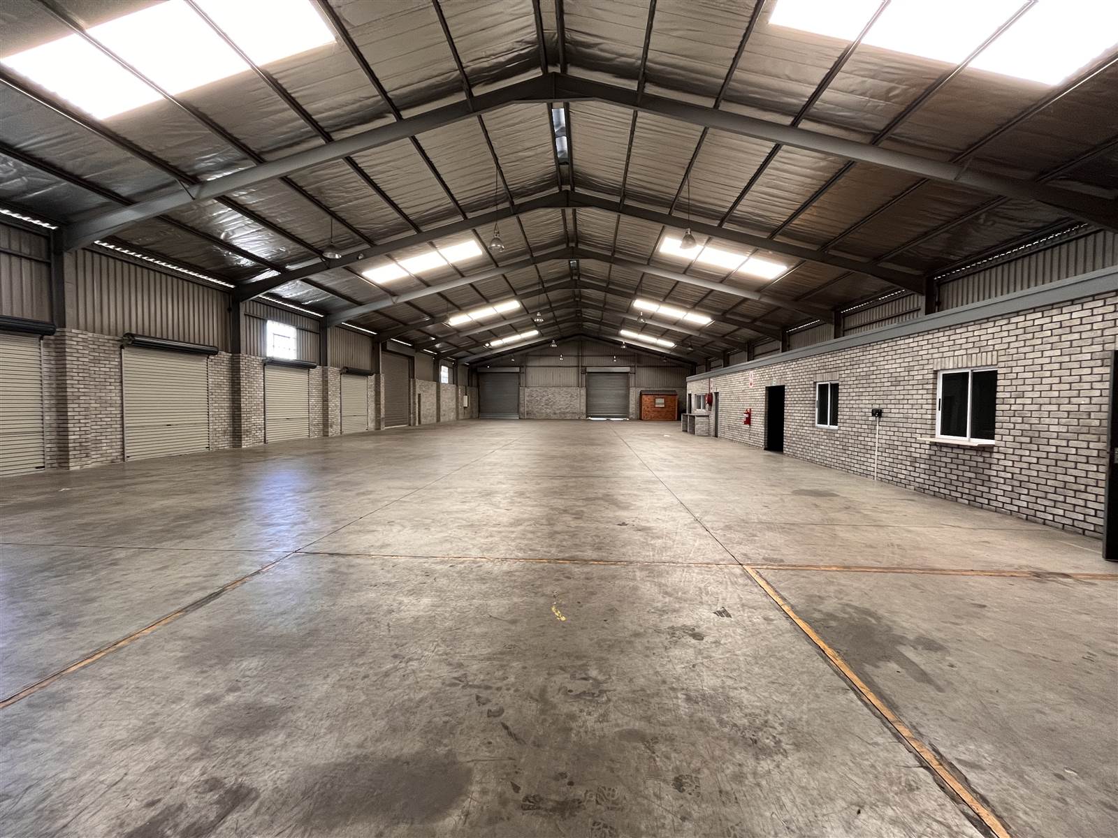 1000  m² Industrial space in Deal Party photo number 17