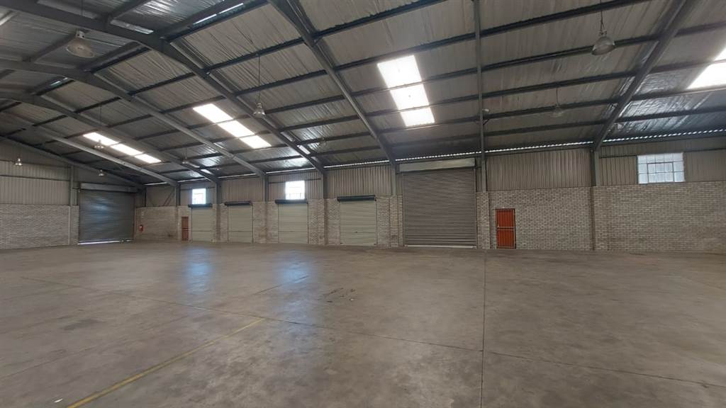 1000  m² Industrial space in Deal Party photo number 3