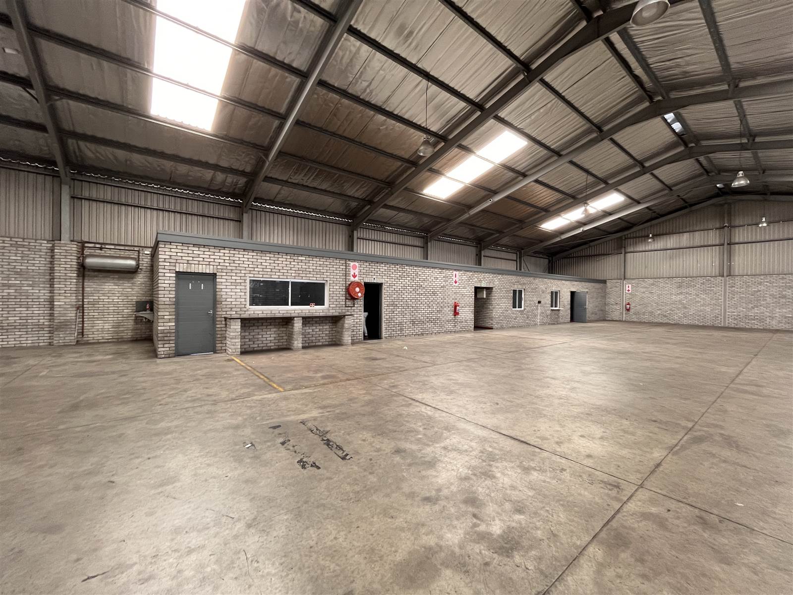 1000  m² Industrial space in Deal Party photo number 21