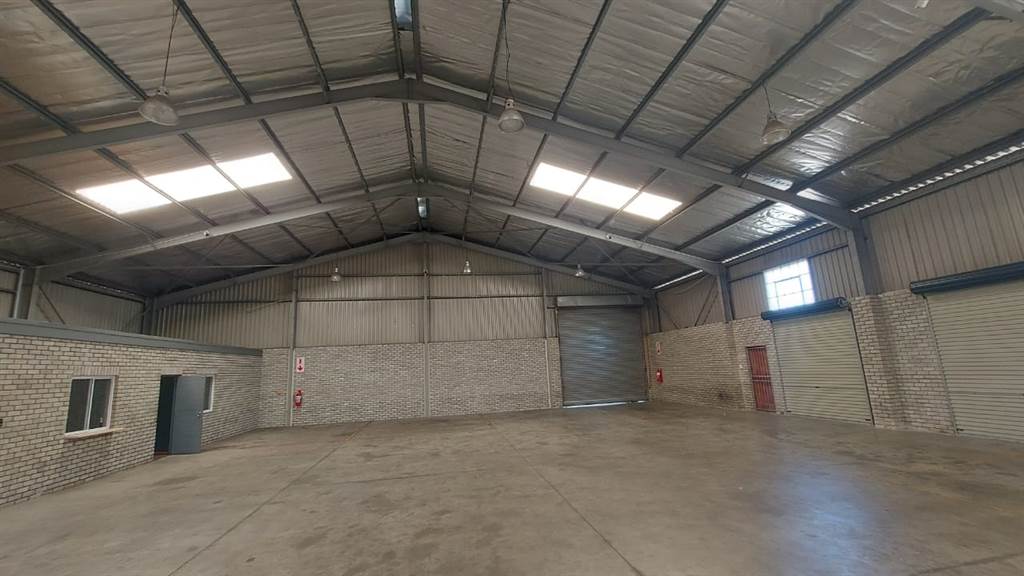 1000  m² Industrial space in Deal Party photo number 6