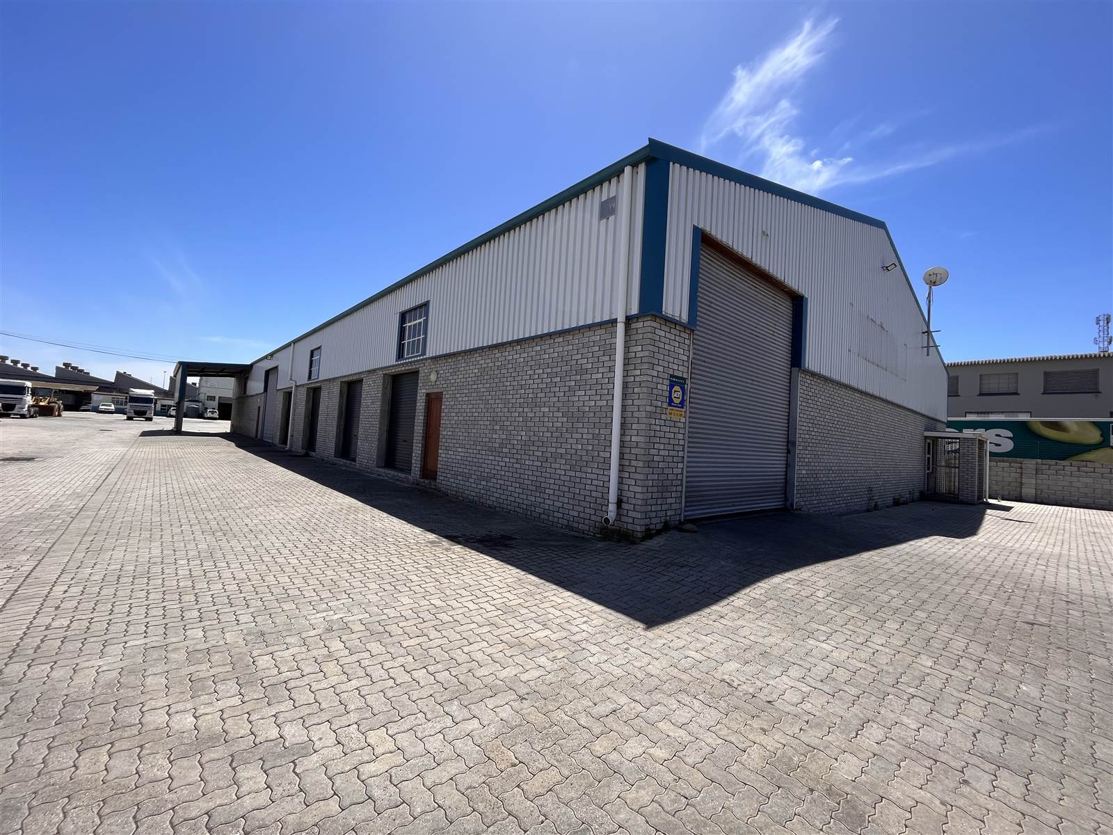 1000  m² Industrial space in Deal Party photo number 1