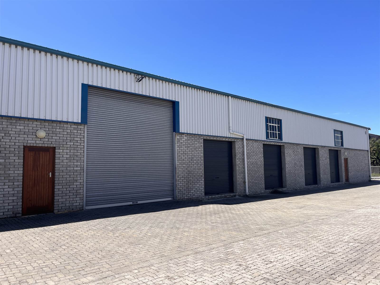 1000  m² Industrial space in Deal Party photo number 8