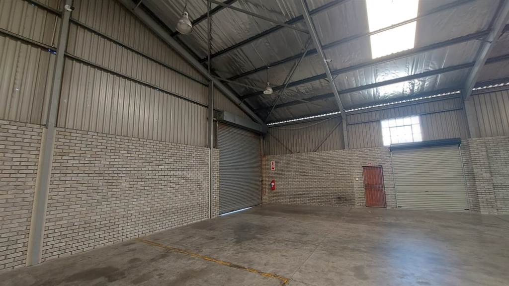 1000  m² Industrial space in Deal Party photo number 5