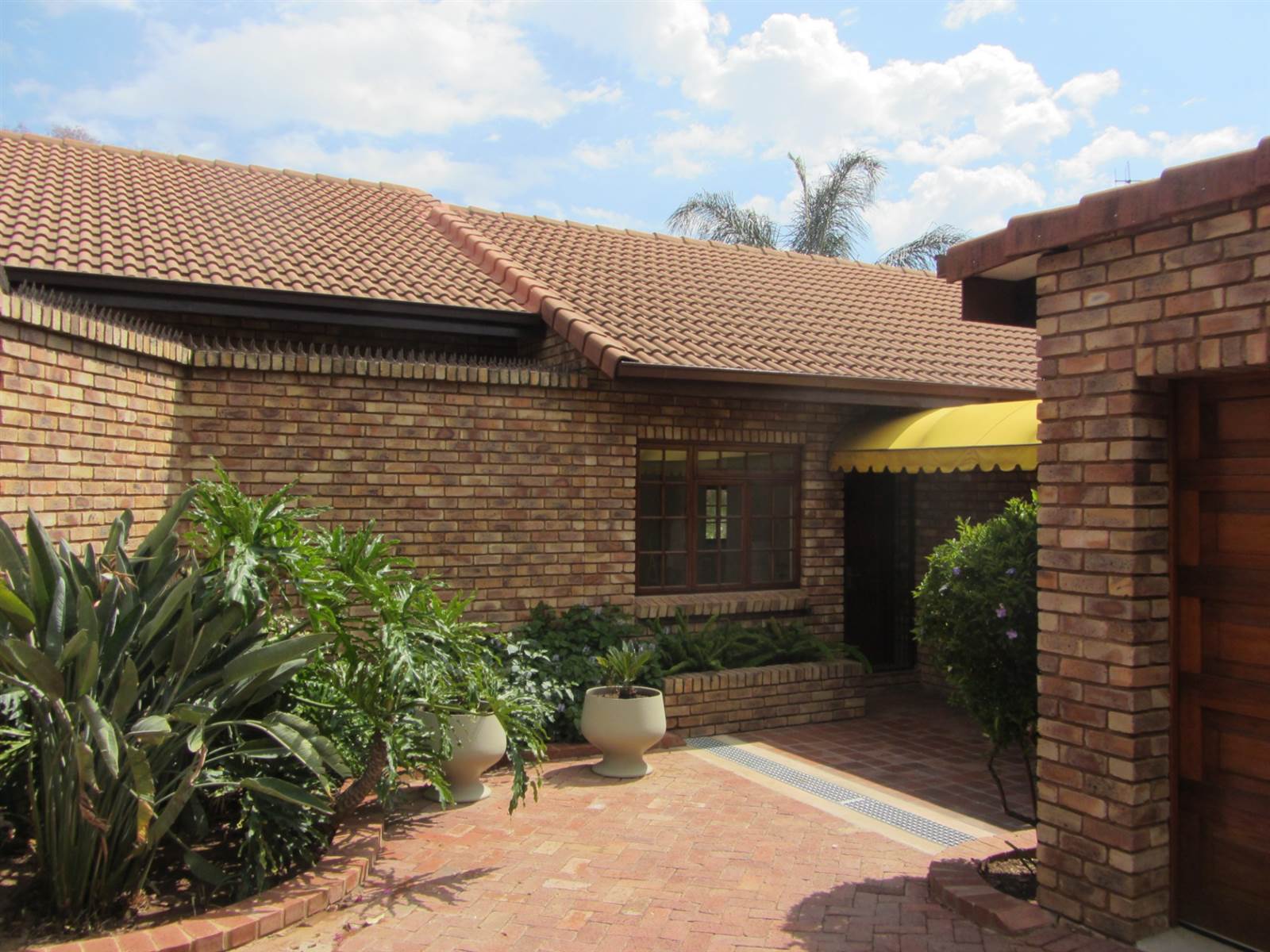 2 Bed House in Waterkloof photo number 3