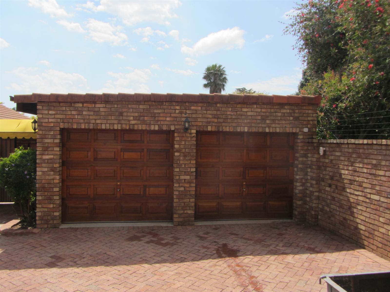 2 Bed House in Waterkloof photo number 2