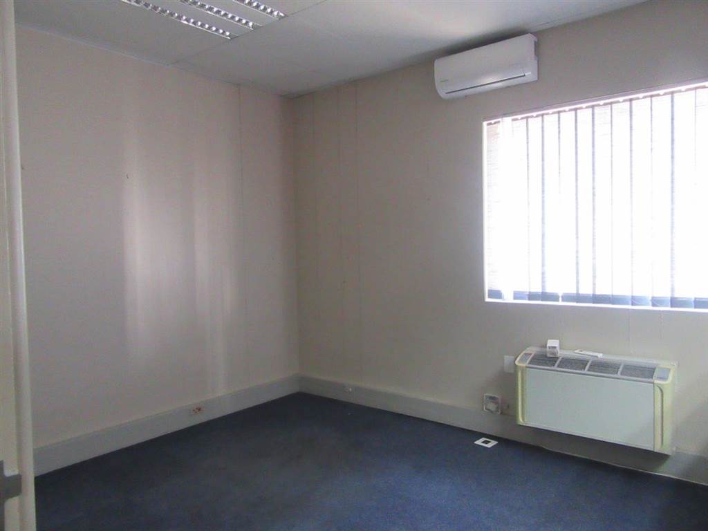 900  m² Commercial space in Fairview photo number 11