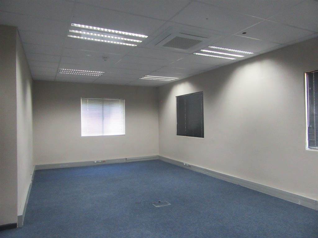 900  m² Commercial space in Fairview photo number 18