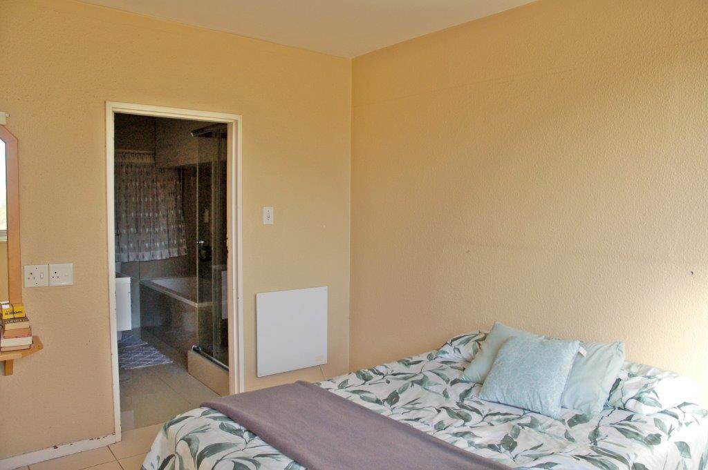 1 Bed Apartment in Oranjezicht photo number 5